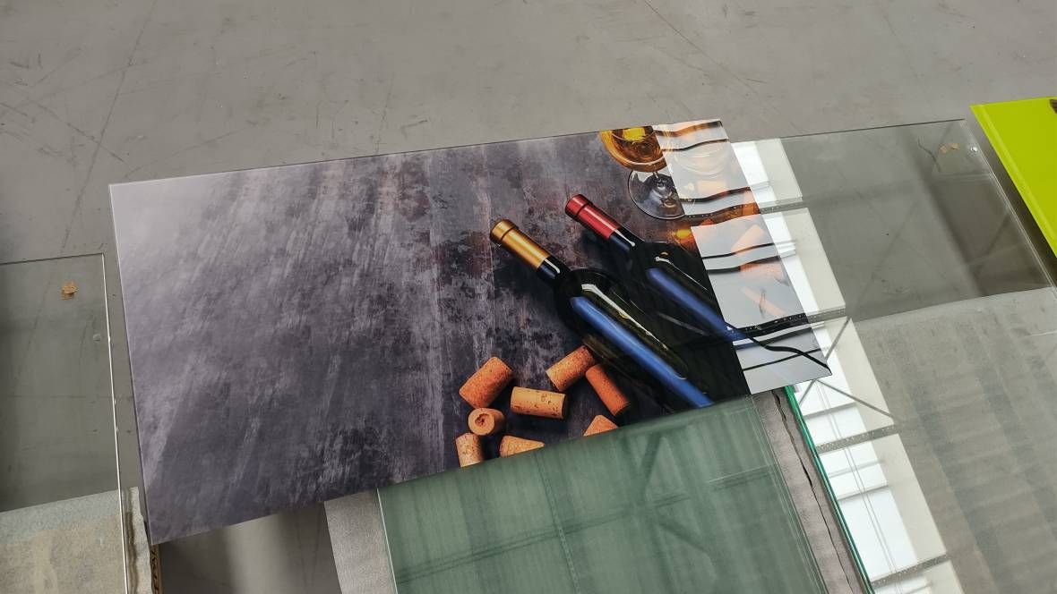 Obraz na szkle przedstawiający butelki wina, idealne zdjęcie do kuchni.